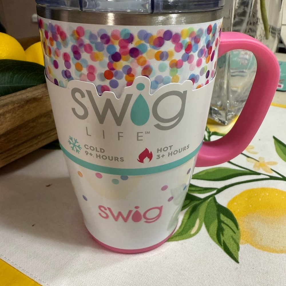 🩷 SWIG tumbler NWT Confetti .with handle and lid 🩷
